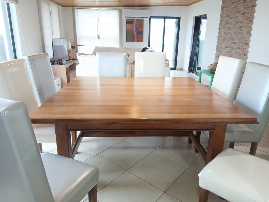 Mesa de.8 lugares em madeira com cadeiras