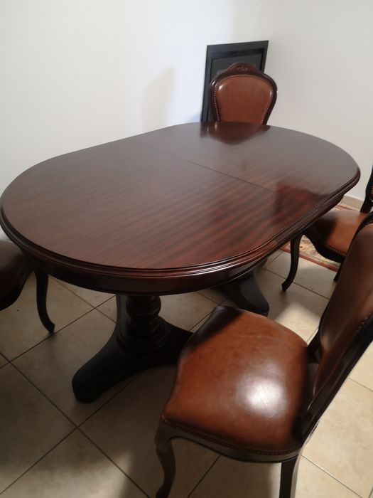 Vendo mesa de sala totalmente em mogno.. Sem Marca de uso.. Como nova.