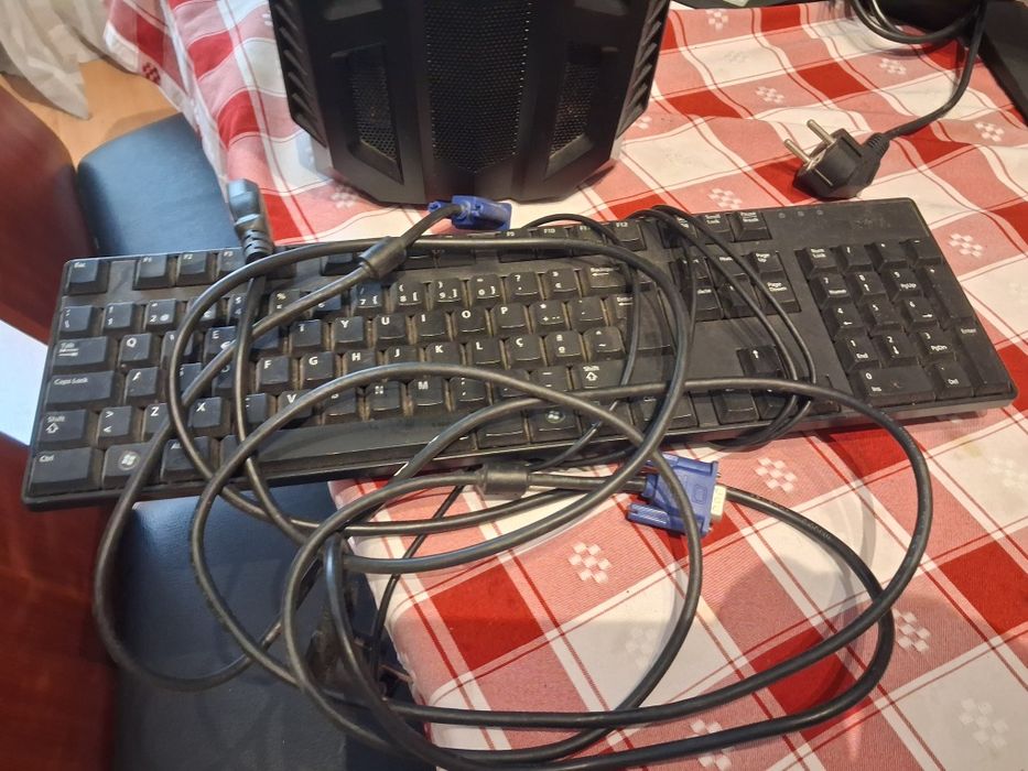 Computador com torre e teclado