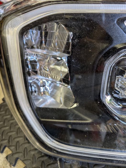 Ford RANGER WILDTRAK  2023 FULL LED reflektor przedni prawy, uszkodzon