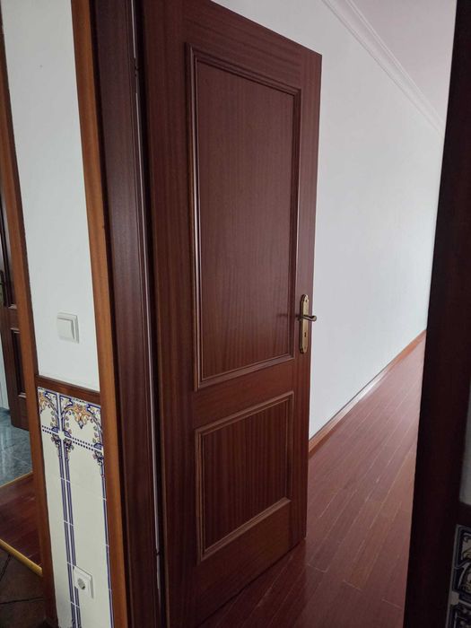 Várias Portas de Madeira