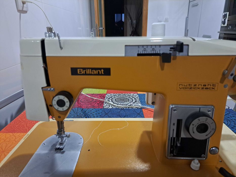 Máquina de costura eléctrica e portátil - Usada