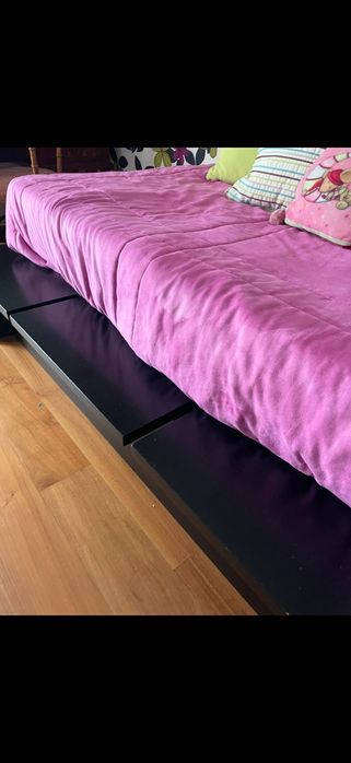 Cama com estrado, colchão e decoração de cama