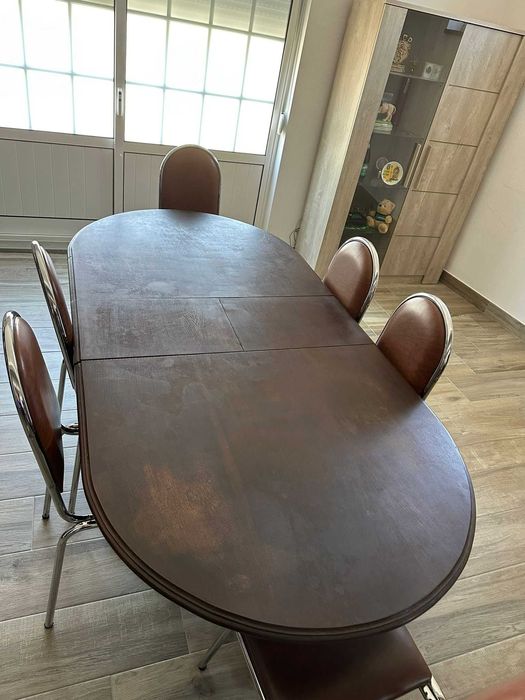 Mesa de sala com cadeiras