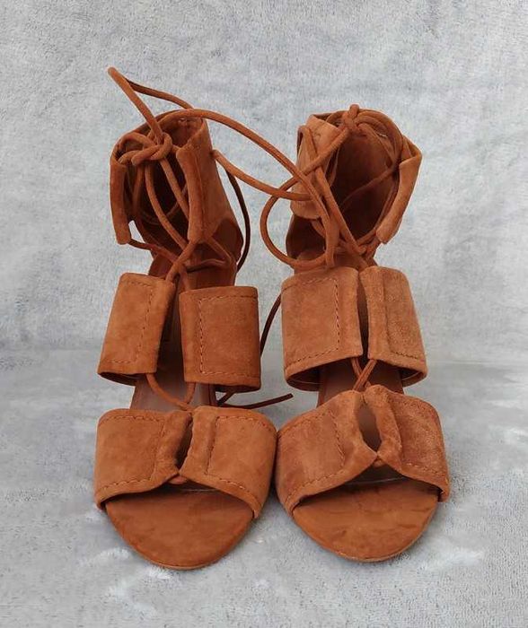 Sandałki na szpilce wiązane rzemykiem Zara 41