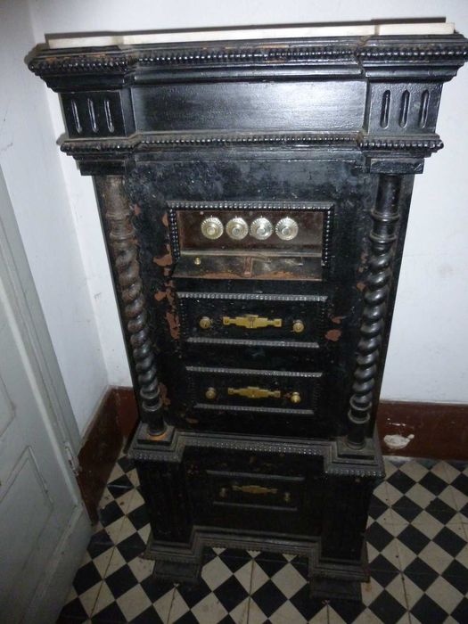 Cofre antigo com chave e segredo