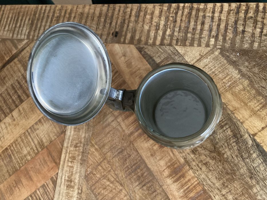 Kufel ceramiczny z motywem myśliwskim z cynową pokrywką