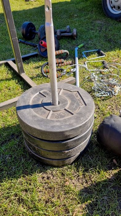 Siłownia, ławeczka skośna, obciążenie, akcesoria