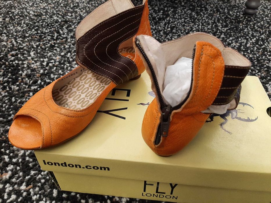 Sandálias laranja e castanhas,  Fly London.