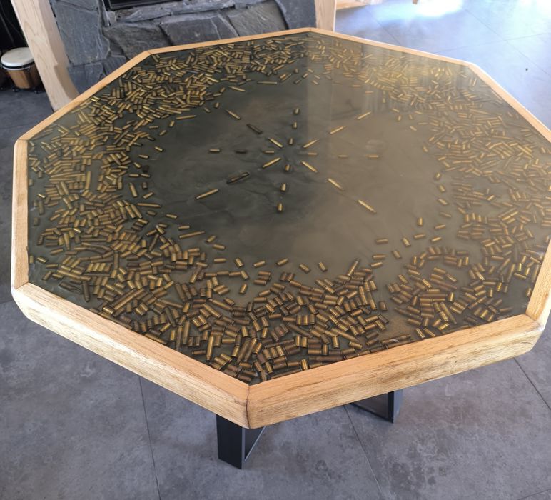 Stół z żywicy z łuskami