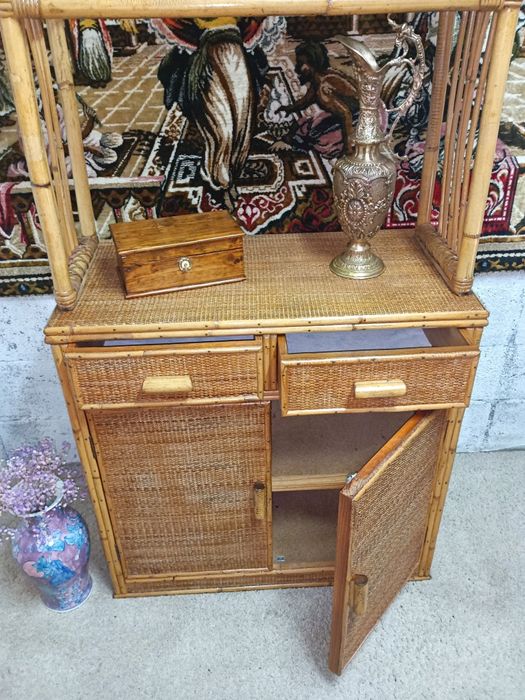 Móvel em bambu, exemplar estado.
Muito  versátil e com um design desigual. Medidas em foto no anúncio.
Intervenção de restauro