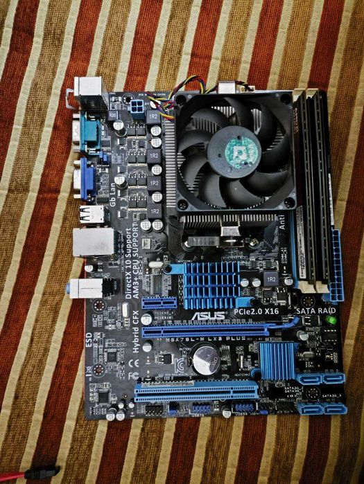 Робочий комп’ютер у хорошому стані.