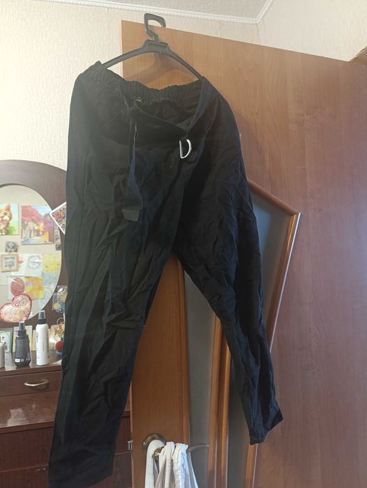 Віддам безкоштовно сукні та брюки