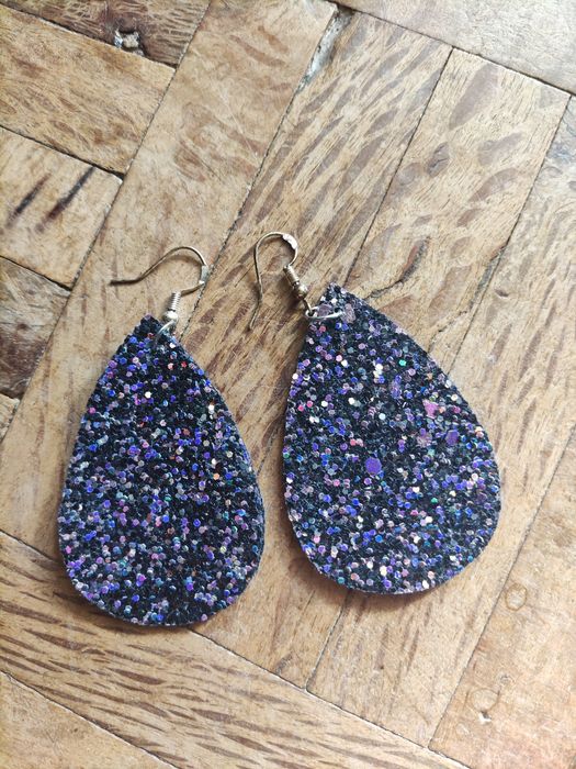 Brincos com glitter multicor