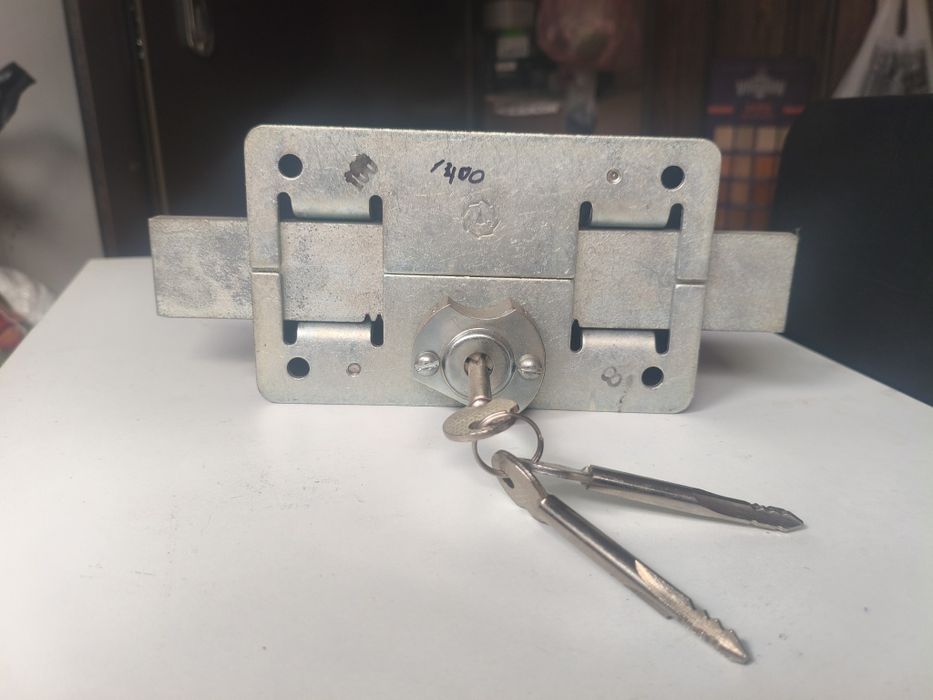 Продам замок ригельний обраного та прямого ходу