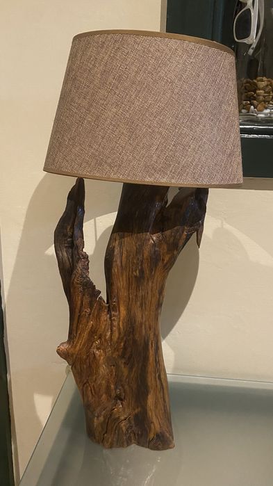 Candeeiro de madeira feito à mão