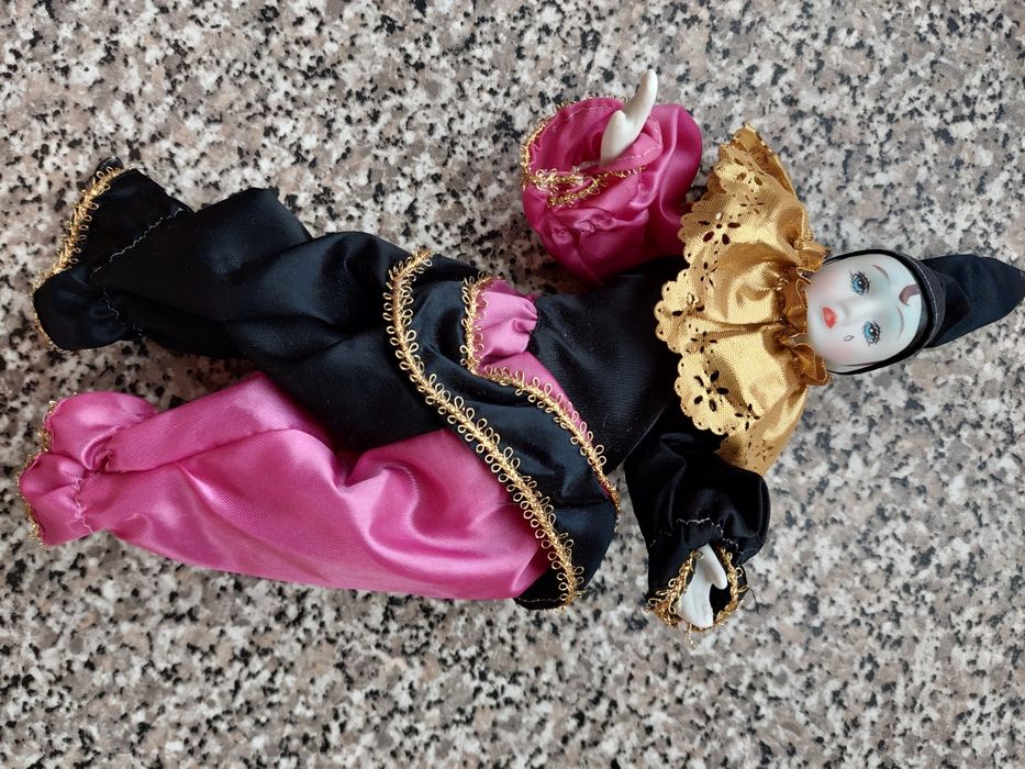 Dolls with porcelain faces and limbs64298958192513124