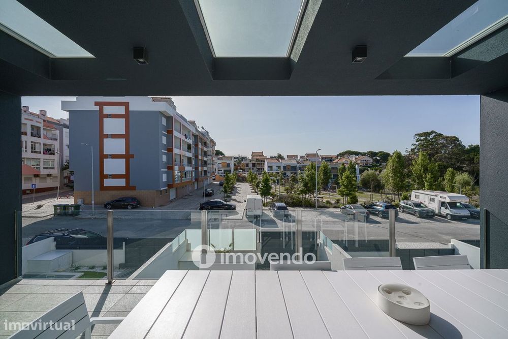 Moradia T3+1 moderna, com piscina e garagem, na Caparica