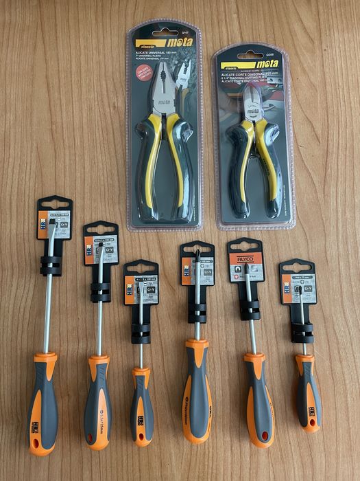 Chaves de fendas, de estrela e alicates