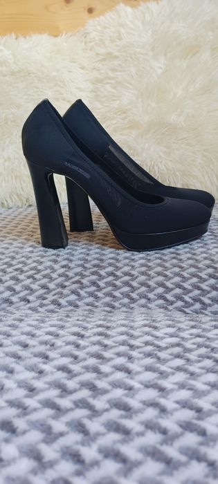 Buty firmy SIMPLE na koturnie