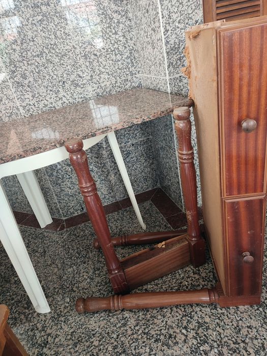 Mesa com Tampo em Granito (120x65) + 3 Cadeiras em Madeira - ÚLTIMA SEMANA!