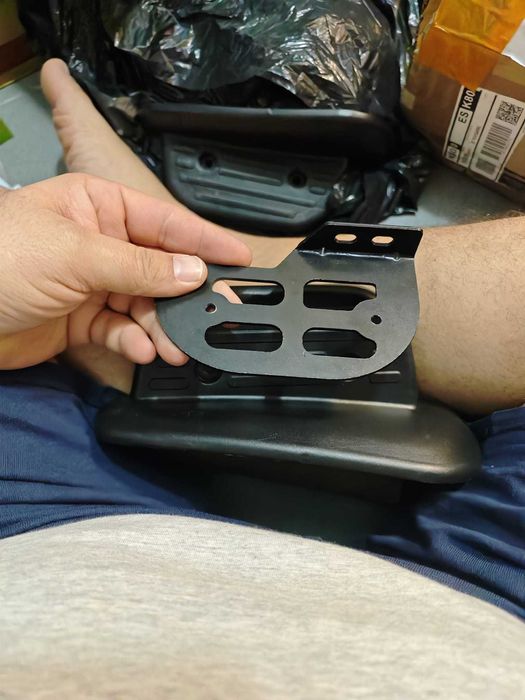 Suportes de Apoio de Pés Lateral (ou Bracket de Pedal Traseiro)