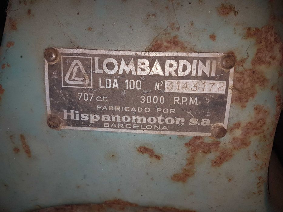 Trator Lombardini com reboque e algumas alfaias