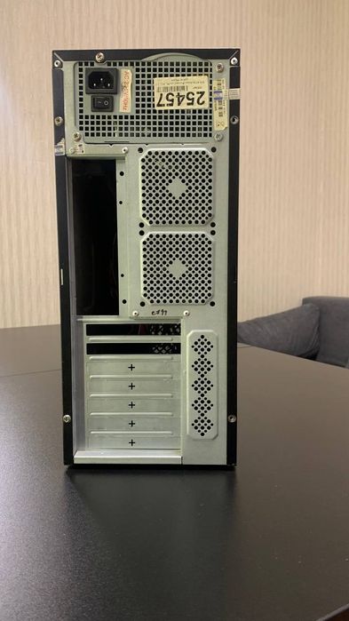 Старий комп'ютерний корпус (флоппі, дисковод) з блоком живлення 400в