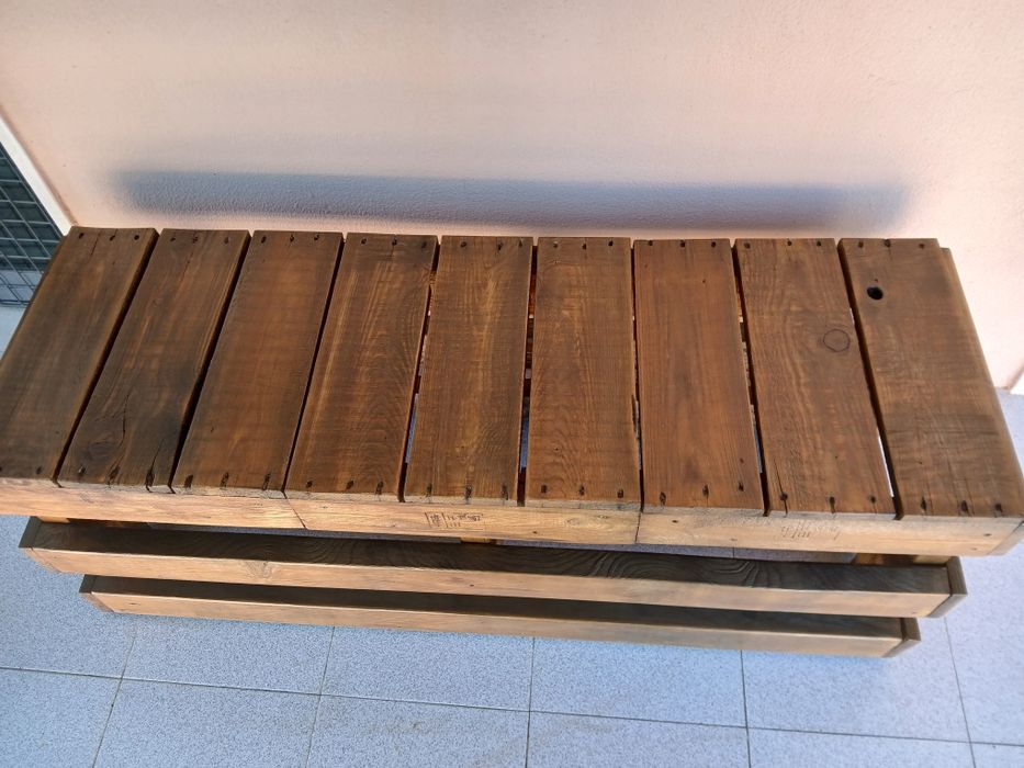 Banco e mesa de madeira rústicos