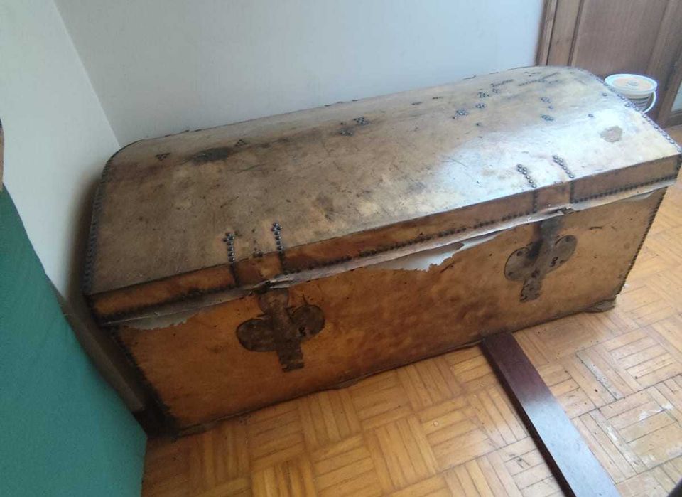 Baú antigo em pele