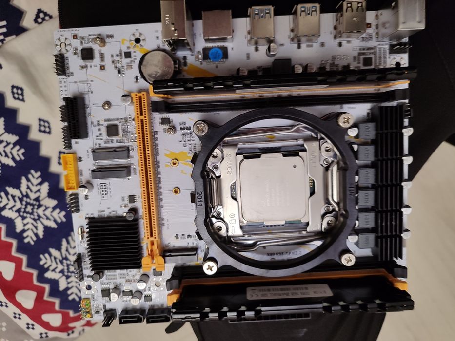 Материнська плата процесор оперативна пам'ять 2011