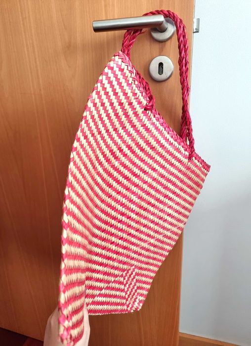 Saco de praia estreito vermelho e castanho claro