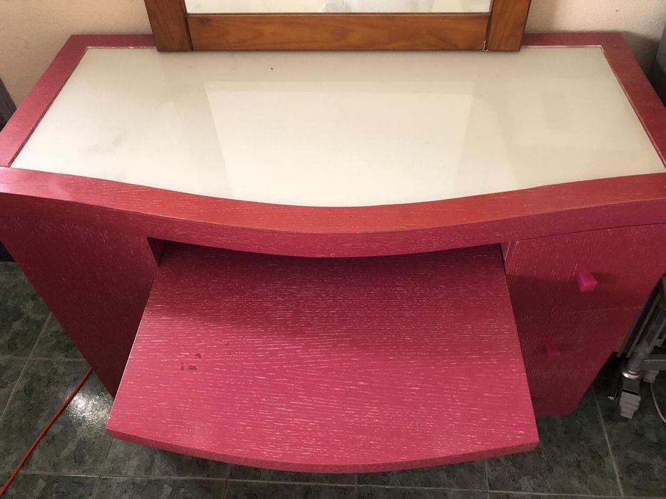 Secretaria cor de rosa