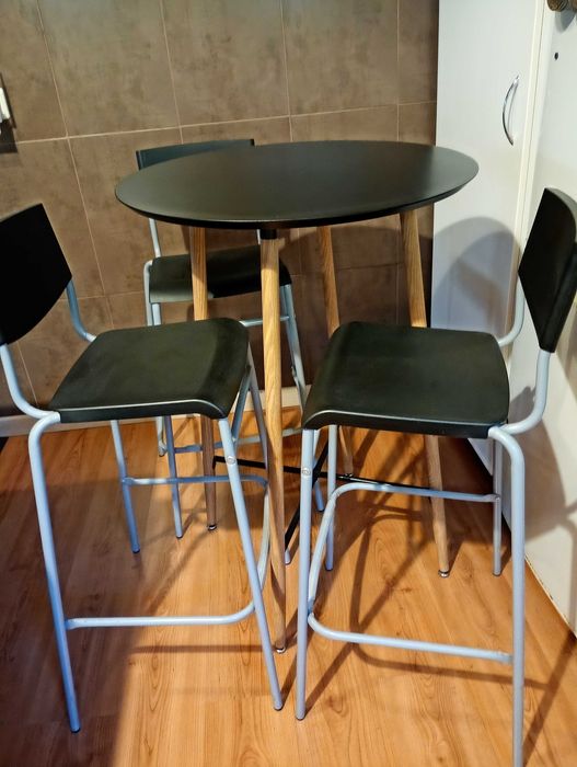 Mesa e três cadeiras para varanda