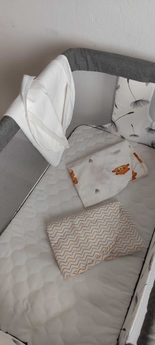 Berço com 3 funções diferentes: berço para cama, berço de balanço e berço de bebé. Com o berço ofereço 1x capa  protetora e 2x lençóis.