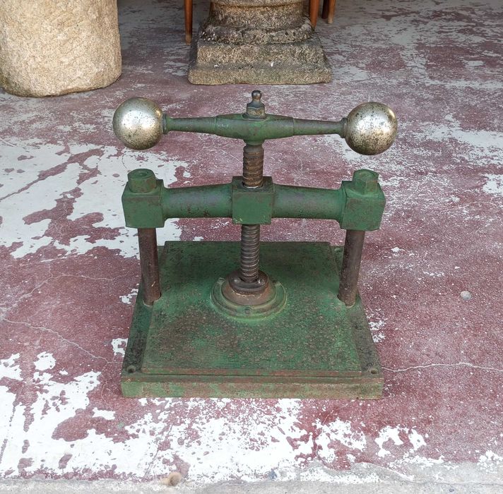 Antiga prensa de papel