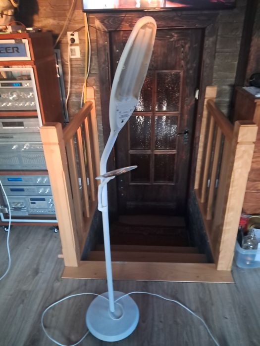Lampa kosmetyczna stojaca