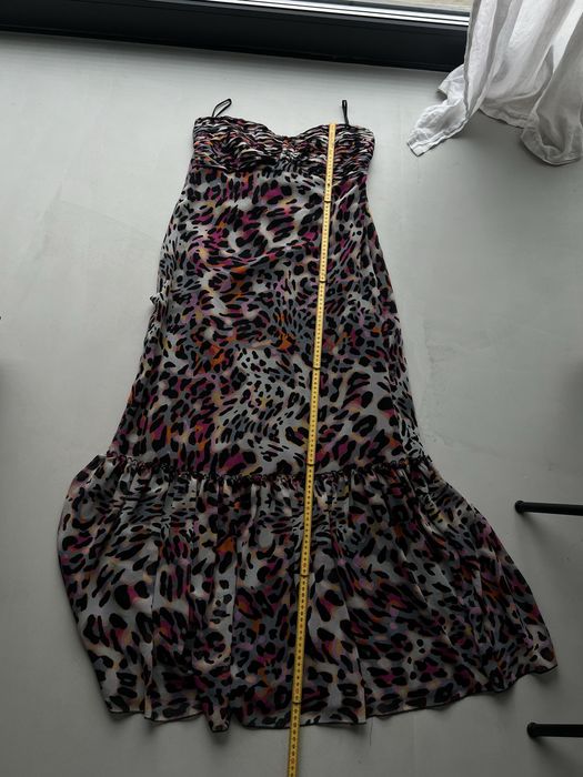 Długa/maxi sukienka w cętki, odkryte ramiona