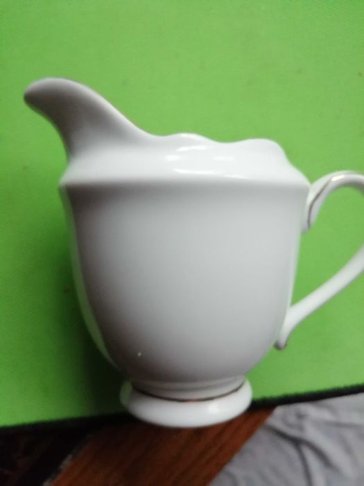 Sosjerka porcelanowa do sosu lub mleka
