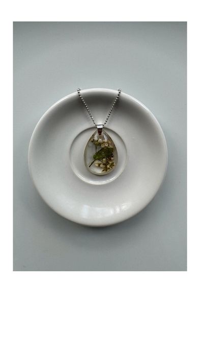 Zawieszka „brindille fleurie” biżuteria handmade żywica srebro