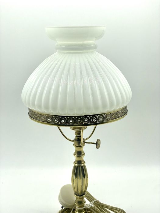 Candeeiro antigo em bronze com vidro opalino