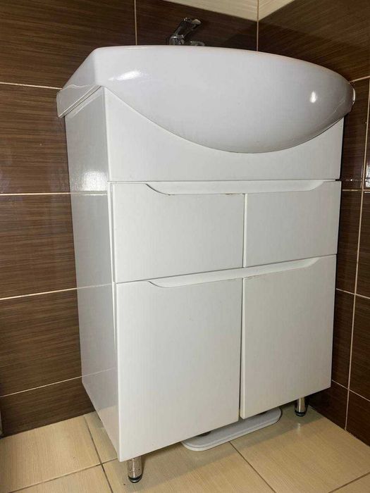 Умивальник з тумбою