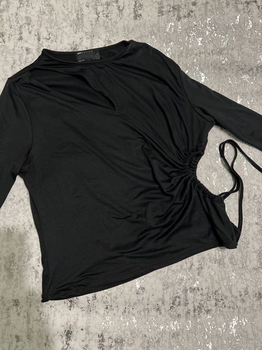 Лонг з вирізом на грудях та на боку з затяжкою