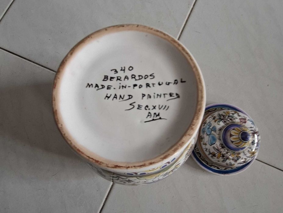 Pote de Cerâmica Berardos Século XVII, pintado à mão