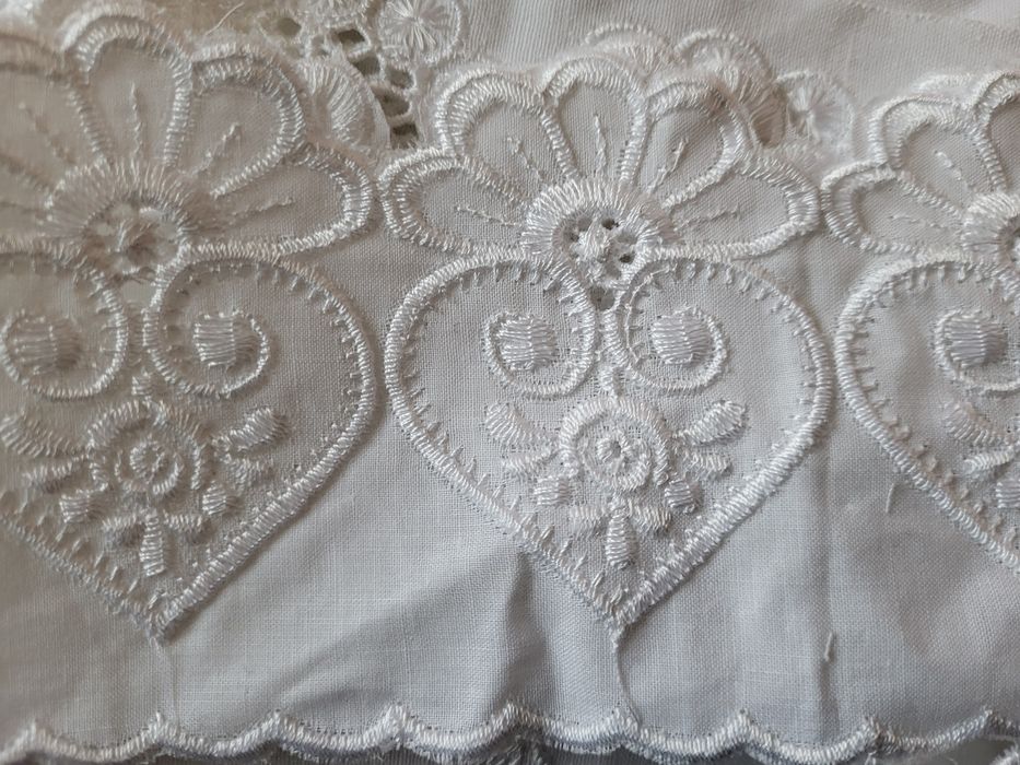 Продається вишите мереживо