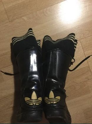 Botas Tennis Adidas, pretas e douradas, n.38