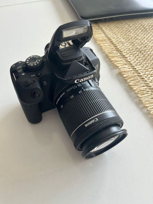 Canon  EOS  700D