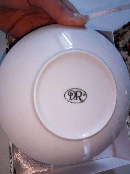 Chávena de porcelana DR (com pires e caixa redonda)