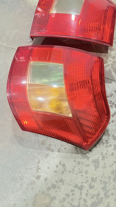 farolins traseiros direito esquerdo Toyota Corolla E12U