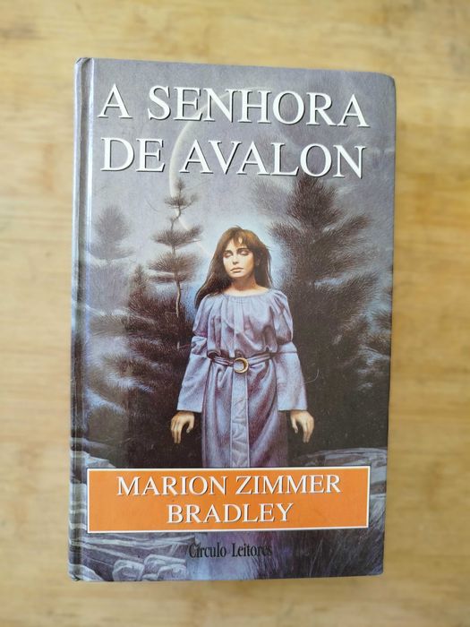Senhora de Avalon
de Marion Zimmer Bradley